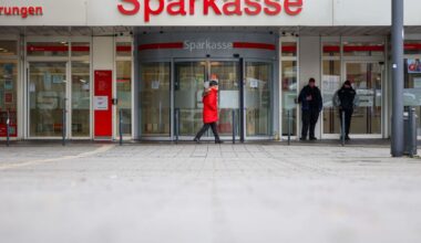 Knapp fünf Wochen nach dem spektakulären Einbruch ist die Sparkasse Gelsenkirchen wieder offen – allerdings nicht die Schließfachanlage. (Archivbild)
