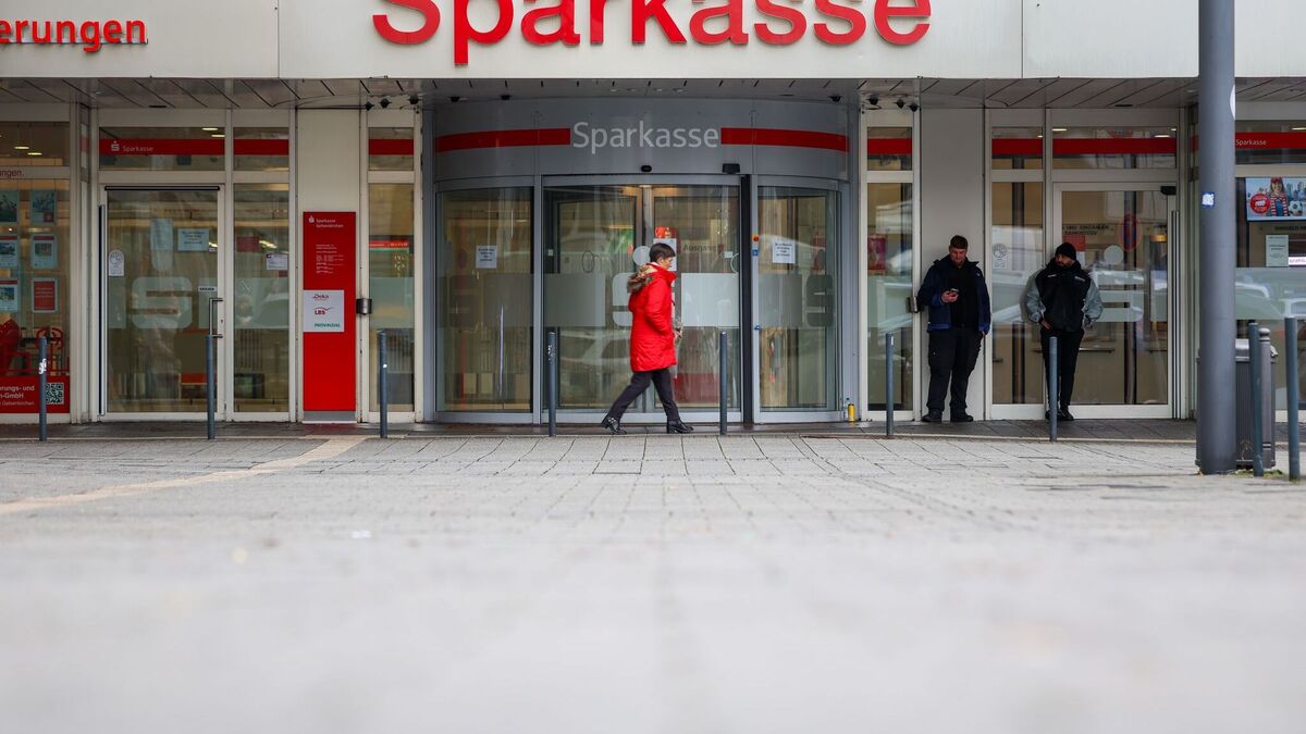 Knapp fünf Wochen nach dem spektakulären Einbruch ist die Sparkasse Gelsenkirchen wieder offen – allerdings nicht die Schließfachanlage. (Archivbild)