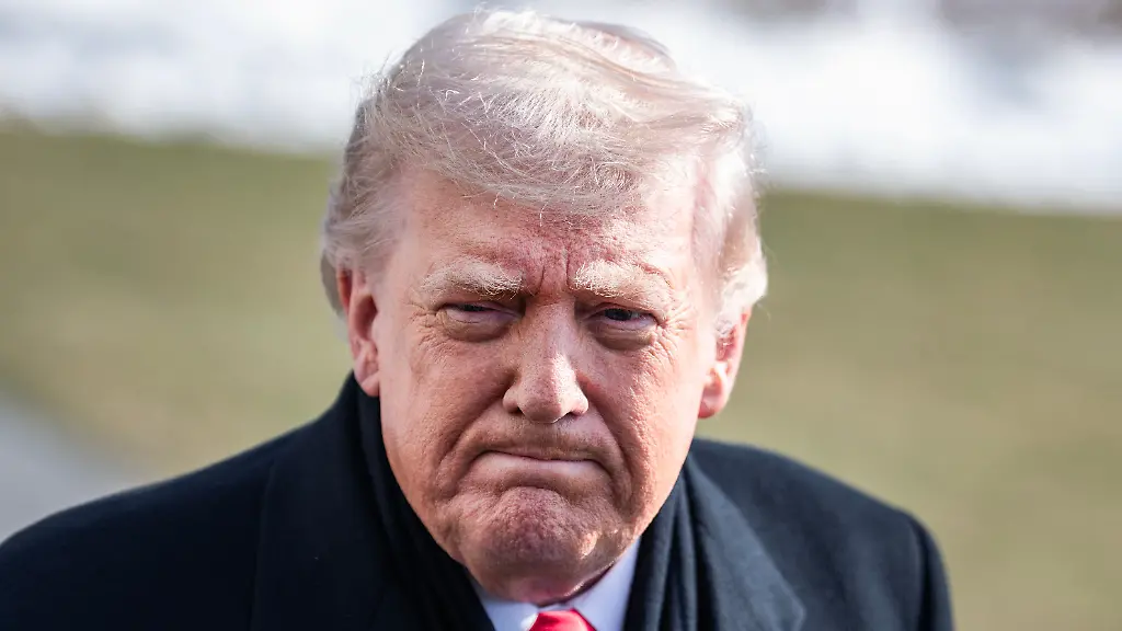 UNITED-STATES-JANUARY-27-President-Donald-Trump-speaks-with-reporters-on-the-South-Lawn-of-the-White-House-before-boarding-Marine-One-en-route-to-Iowa-on-Tuesday-January-27-2026