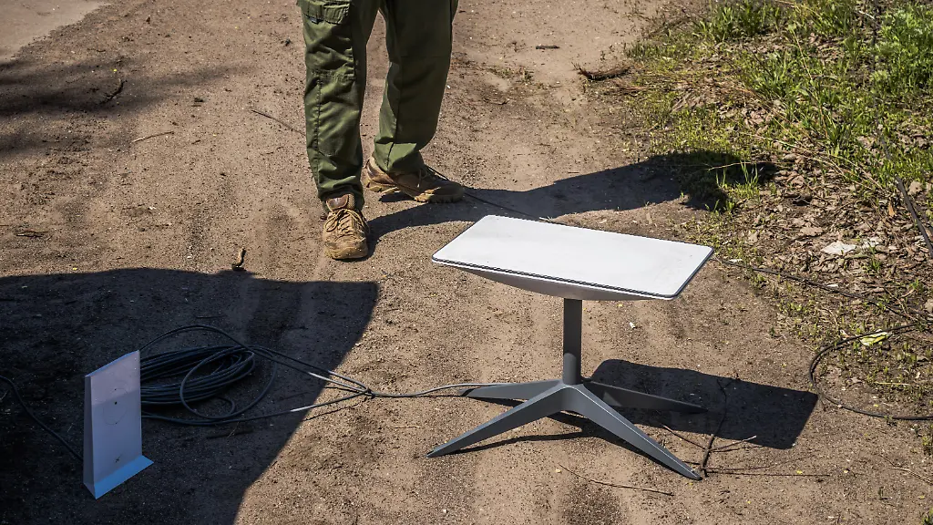 Ukrainian-soldier-using-Starlink-a-satellite-internet-constellation-operated-by-SpaceX-providing-satellite-Internet-access-coverage