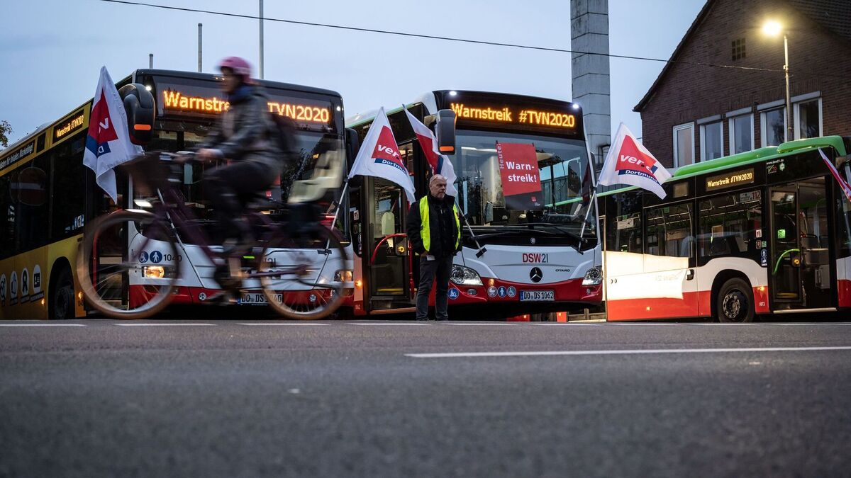Verdi hat in NRW Beschäftigte in rund 30 kommunalen Verkehrsbetrieben zu Warnstreiks aufgerufen. (Archivbild)