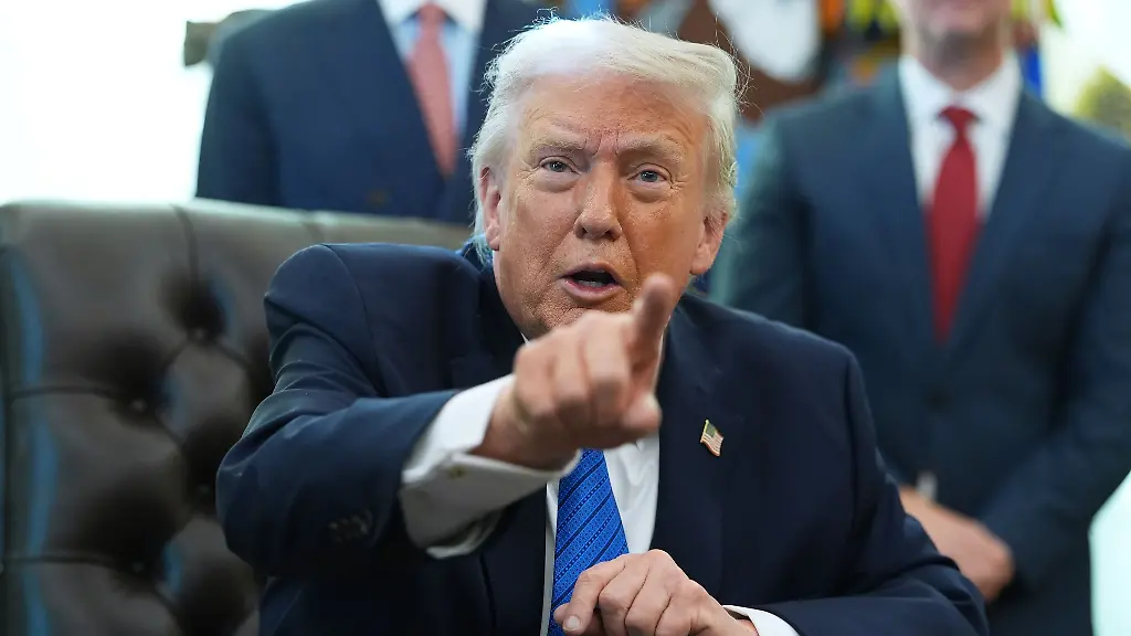 Weitere-Kriegsschiffe-seien-unterwegs-in-Richtung-Iran-sagt-US-Praesident-Donald-Trump