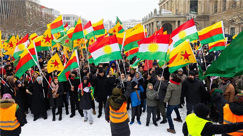 Zur Auftaktkundegebung auf dem Opernplatz zählte die Polizei ersten Angaben zufolge 3.500 Teilnehmerinnen und Teilnehmer.