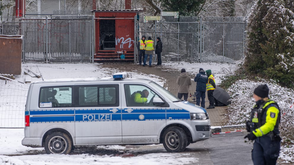 Am 3. Januar stehen Einsatzkräfte der Polizei an der Brandstelle einer Kabelbrücke vor dem Kraftwerk Lichterfelde in Berlin. Nach dem Anschlag hatten fast 45.000 Haushalte keinen Strom