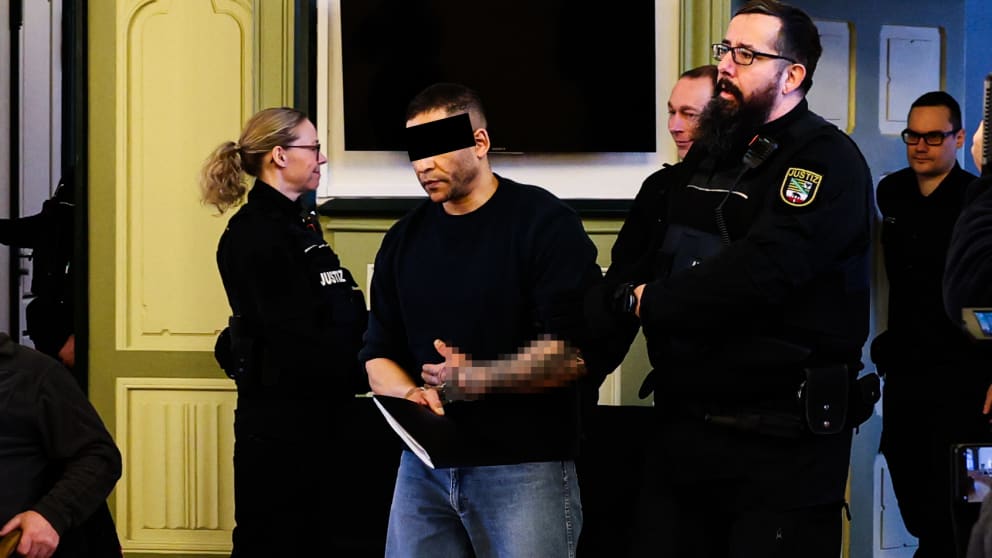 Mit Hand- und Fußfesseln wird Stephan A. (38) in den Schwurgerichtssaal geführt