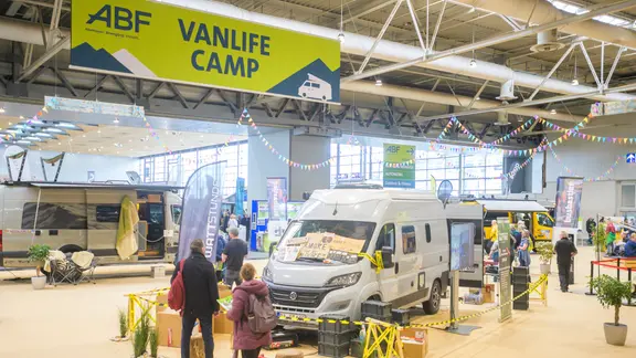 ABF-Messe in Hannover: Campervans und Fahrräder stehen in einer Messehalle. | Deutsche Messe ABF-Messe in Hannover: Campervans und Fahrräder stehen in einer Messehalle.