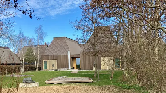 Das Kunstmuseum Ahrenshoop mit seiner modernen Blechfassade | NDR, Nathalie Komaromi Das Kunstmuseum Ahrenshoop mit seiner modernen Blechfassade