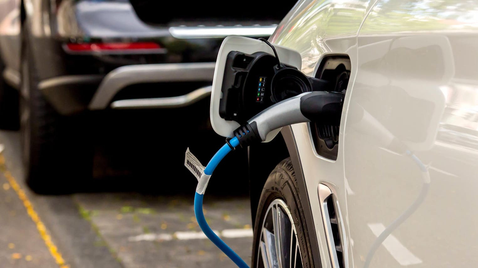 Alternative Antriebe: Derzeit gibt es bei uns nur rund 280.000 Elektroautos und Plug-in-Hybride – bei einem Gesamtbestand von 58,2 Millionen Autos.