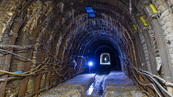 Stalagmiten sind im Schacht Asse II im Landkreis Wolfenbüttel zu sehen. | picture alliance/dpa | Moritz Frankenberg Stalagmiten sind im Schacht Asse II im Landkreis Wolfenbüttel zu sehen.