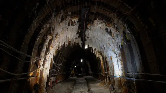 In einem Stollen das Atommülllagers in Asse hängen Salzkristalle von der Decke. | NDR In einem Stollen das Atommülllagers in Asse hängen Salzkristalle von der Decke.