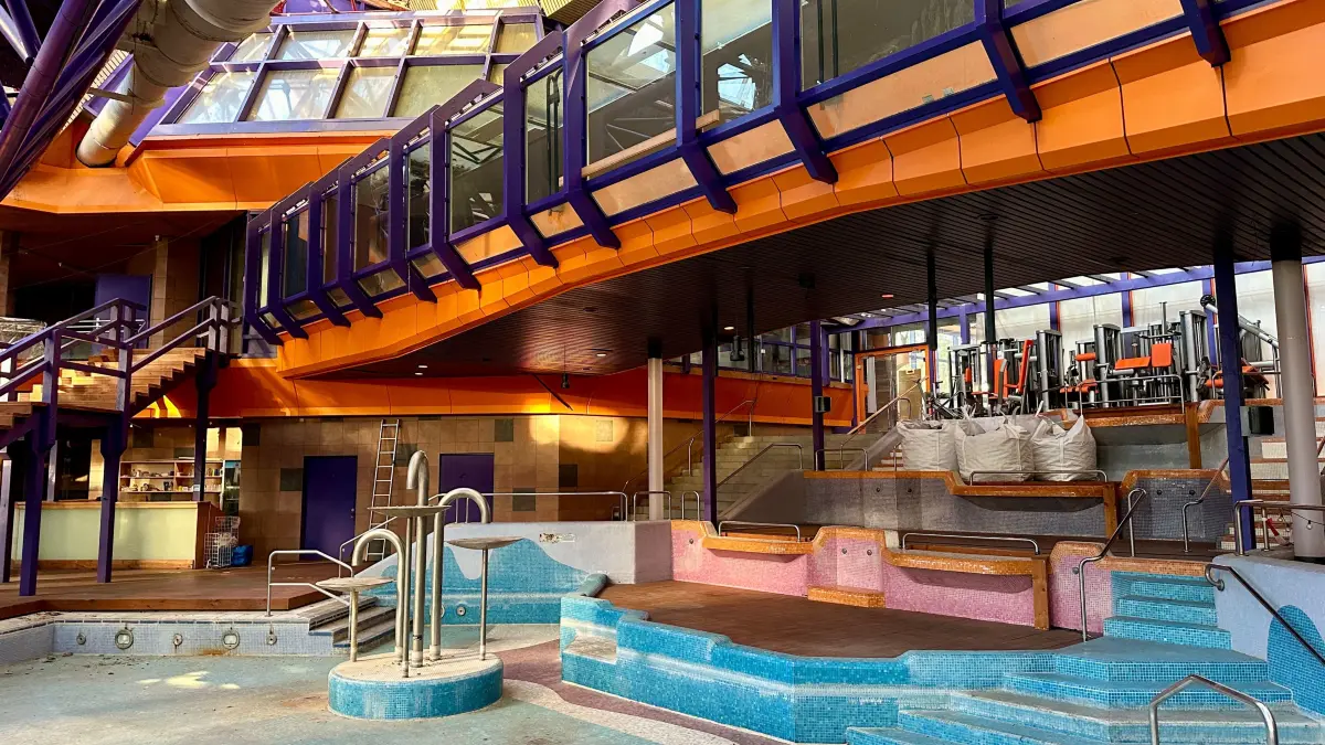 Auf den Bildern der Initiative "SEZ für alle", die 2024 in den Schwimm- und Sportanlagen gemacht wurden, zeigt sich das ehemalige DDR-Freizeitparadies noch ganz gut in Schuss.