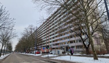 In diesem Wohnblock in Halle-Neustadt soll sich die Gewalttat gegen den Säugling abgespielt haben.