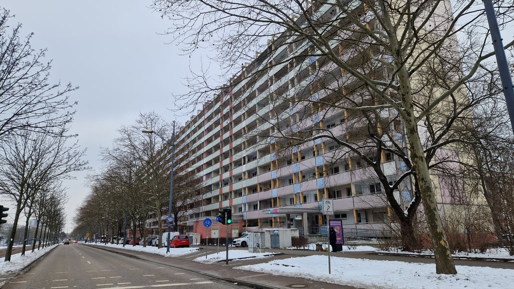 In diesem Wohnblock in Halle-Neustadt soll sich die Gewalttat gegen den Säugling abgespielt haben.