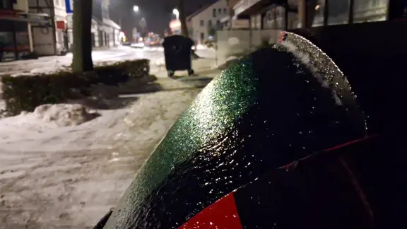 Eine Eisschicht auf einem Auto und Straßen in Bad Essen (Landkreis Osnabrück).
