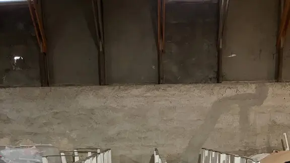 Weiße Bänke liegen in einem Depot der JVA Stralsund.