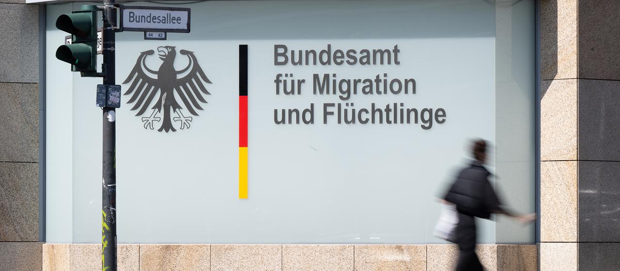 Ein Mann geht vor dem Bundesamt für Migration und Flüchtlinge vorbei. | dpa Ein Mann geht vor dem Bundesamt für Migration und Flüchtlinge vorbei.