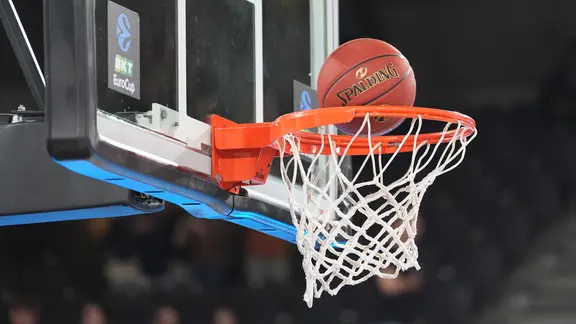 Für die Hamburger Bundesliga-Basketballer läuft es gerade gut. | picture alliance/dpa | Marcus Brandt Ein Basketball landet im Basketballkorb.