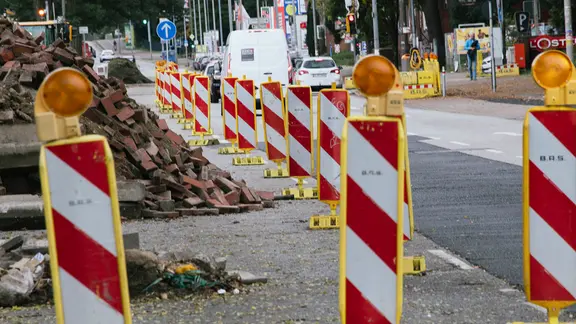 Auf einer Bundesstraße in Hannover ist wegen Bauarbeiten ein Fahrstreifen für den Verkehr gesperrt. | NDR, Julius Matuschik Auf einer Bundesstraße in Hannover ist wegen Bauarbeiten ein Fahrstreifen für den Verkehr gesperrt.