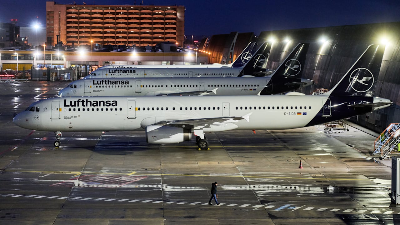 Hunderte Flüge fallen aus! Mega-Streik legt Lufthansa lahm | Politik