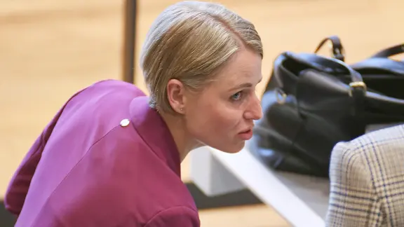 Vanessa Behrendt (AfD) sitzt im Niedersächsischen Landtag. | picture alliance, dts-Agentur Vanessa Behrendt (AfD) sitzt im Niedersächsischen Landtag.