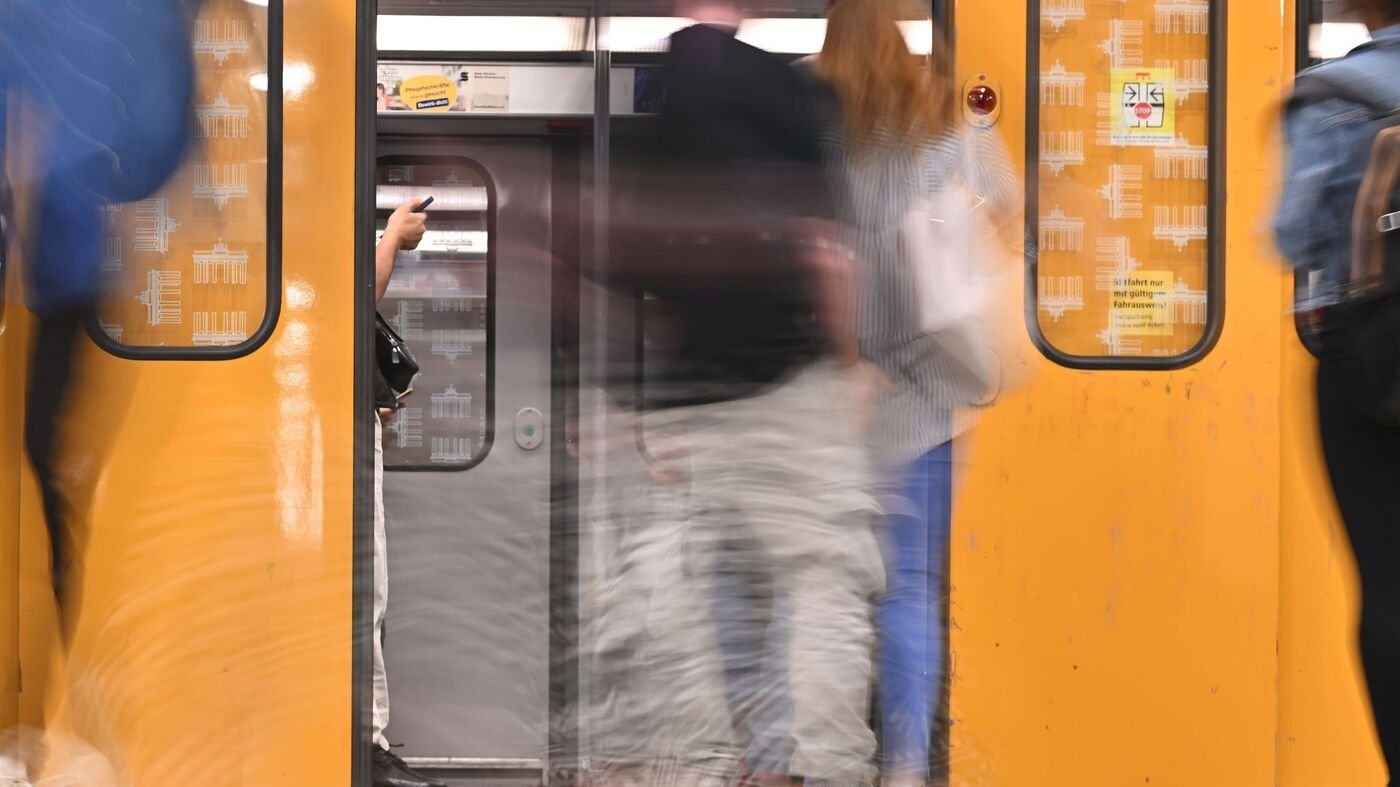Mann von U-Bahn erfasst und verletzt