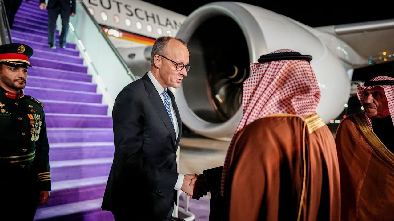 Merz Ankunft in Riad: Neue Chancen für deutsche Deals? | Politik