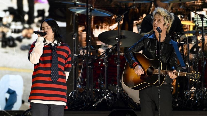 Billie Eilish und Billie Joe Armstrong von Green Day auf der Bühne