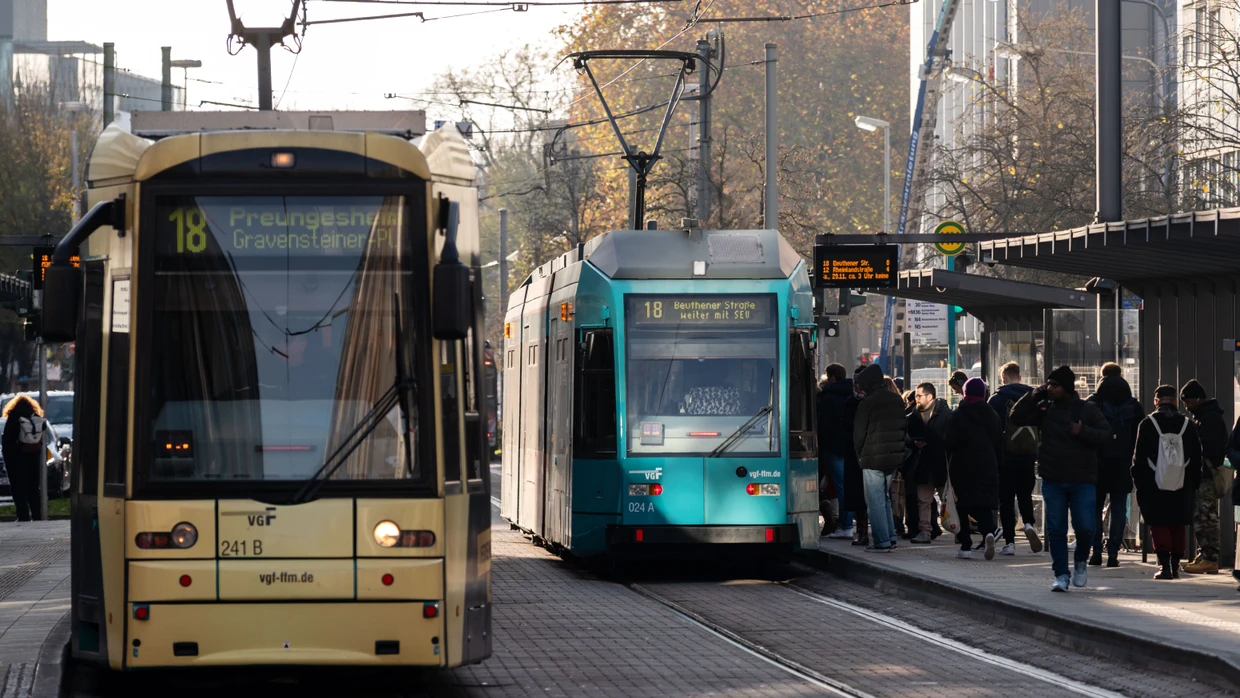 Bleiben am Montag im Depot: Straßenbahnen in Frankfurt