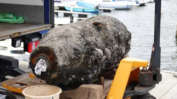 Kiel hat seit 2019 mit 42 Blindgängern die meisten Bombenfunde in Schleswig-Holstein. (Archivbild) | NDR, Carsten Salzwedel Kiel: Eine entschärfte Bombe aus dem zweiten Weltkrieg.