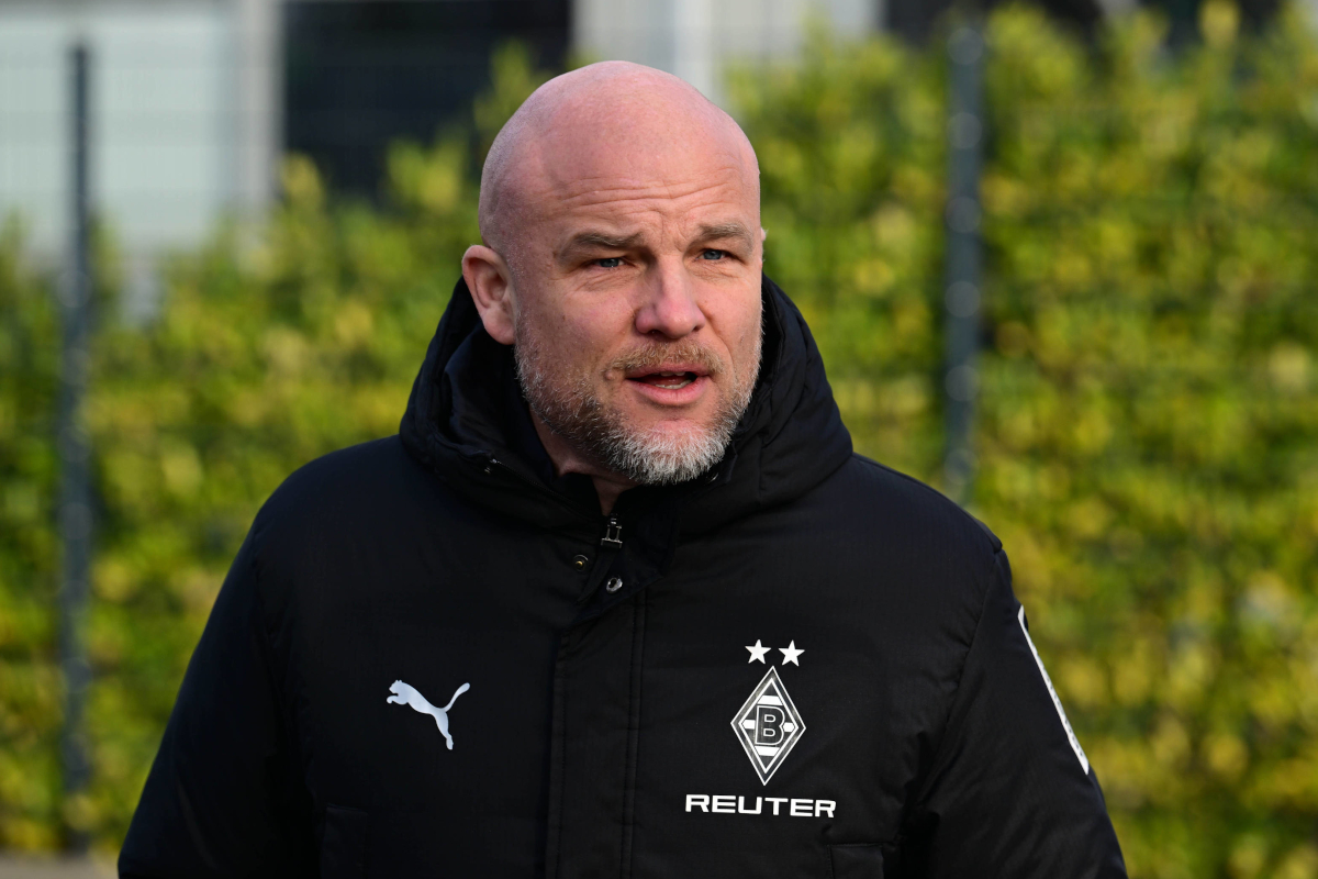 Rouven Schröder in BMG-Winterjacke am Trainingsgelände.