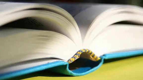 Aufgeschlagenes Buch | Fotolia.com, Antje Lindert-Rottke Aufgeschlagenes Buch