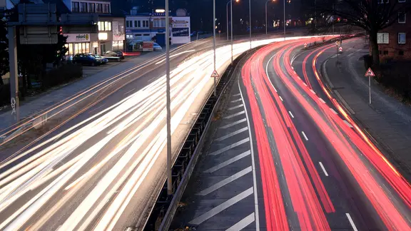 Autos fahren auf der von einem Verbot für Dieselfahrzeuge betroffenen B76 in Kiel (Aufnahme mit langer Belichtungszeit) | picture alliance, Carsten Rehder Autos fahren auf der von einem Verbot für Dieselfahrzeuge betroffenen B76 in Kiel (Aufnahme mit langer Belichtungszeit)
