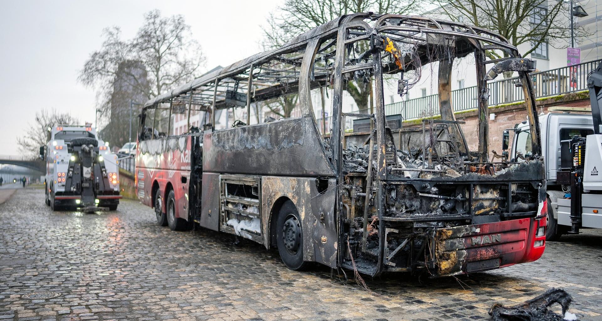 Bus des Halleschen FC in Frankfurt angezündet - Polizei sucht zwei Vermummte