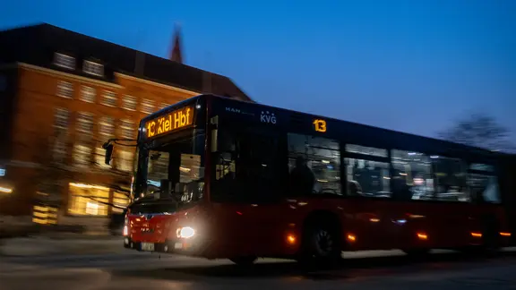 Bus in Kiel mit Bewegungsunschärfe.