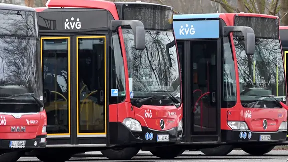 Drei Busse der Kieler Verkehrs Gesellschaft (KVG) stehen im Depot | Carsten Rehder Drei Busse der Kieler Verkehrs Gesellschaft (KVG) stehen im Depot
