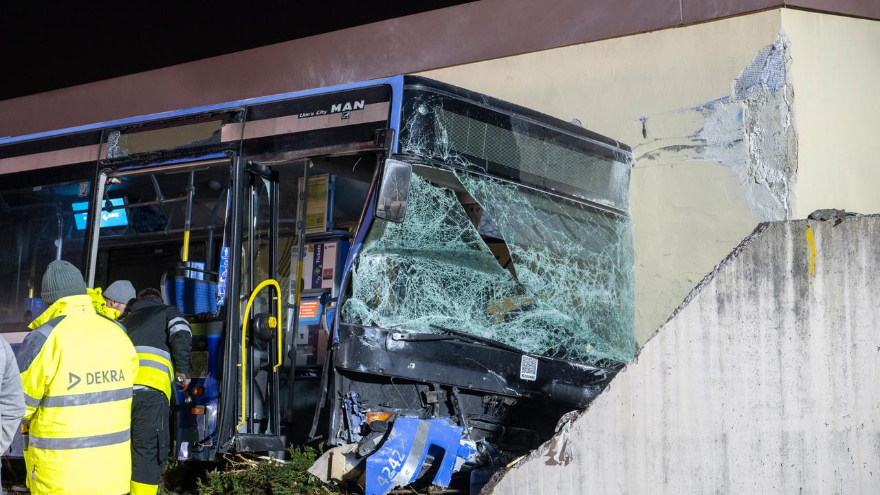 Bus gegen Hauswand