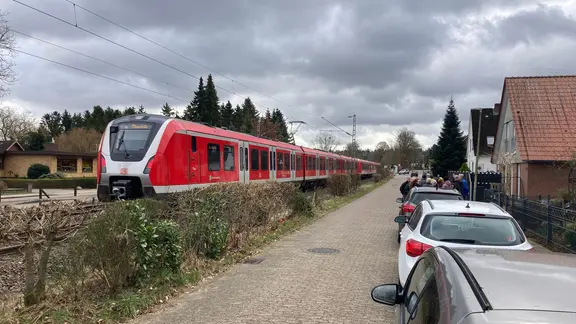 Vorbeifahrender Regionalzug in Hedendorf | NDR, Dominik Semrau Vorbeifahrender Regionalzug in Hedendorf