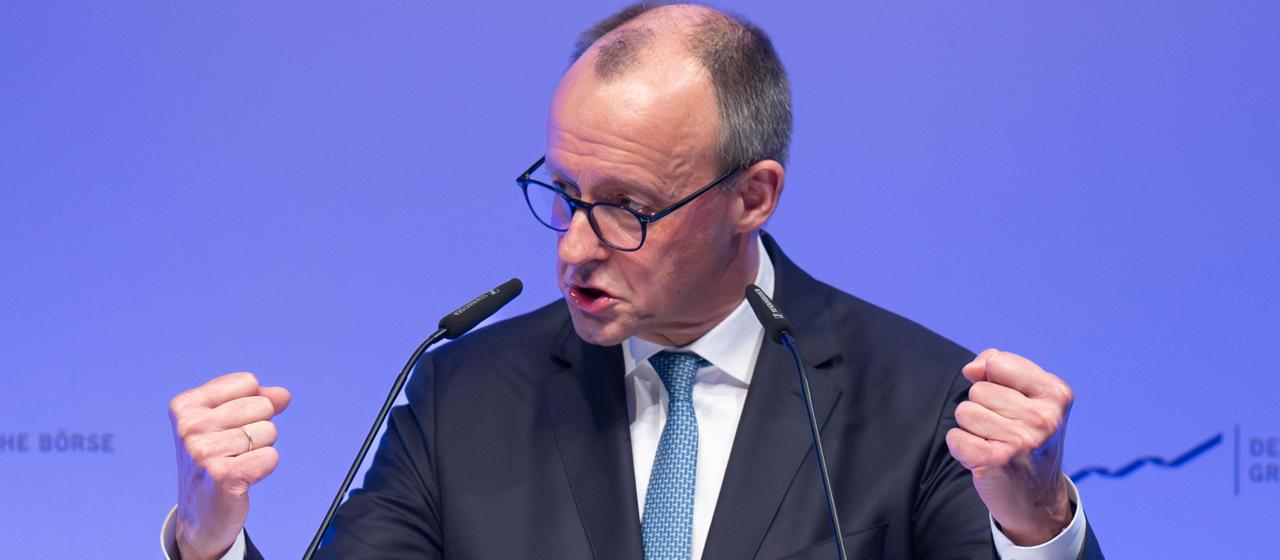 Friedrich Merz hält während einer Rede seine geballten Fäuste in die Höhe.