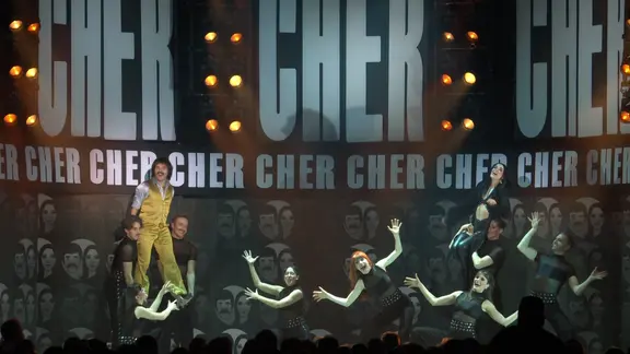 Fantastische Tänzerinnen und tolle Kostüme gefallen dem Publikum. | NDR Tanzende Schauspielerinnne auf einer Showbühne vor Publikum