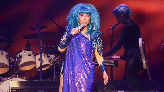 Cher bei ihrem Konzert am 13. Oktober 2019 in der Arena am Volkspark in Hamburg. | NDR, Axel Herzig Cher bei ihrem Konzert am 13. Oktober 2019 in der Arena am Volkspark in Hamburg.