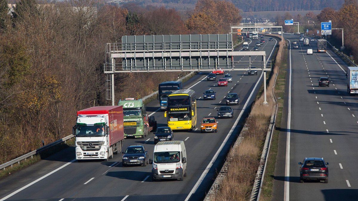 OWL: Lastwagenunfall blockiert A2 Richtung Hannover