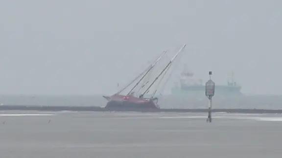 Ein Segelschiff ist vor Cuxhaven auf Grund gelaufen | NonstopNews Ein Segelschiff ist vor Cuxhaven auf Grund gelaufen