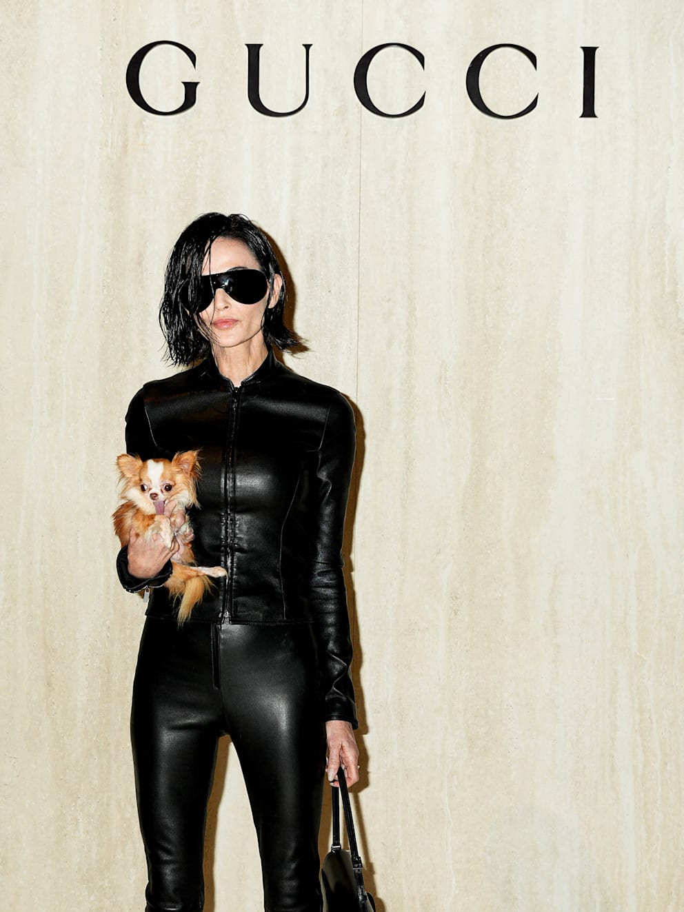 Gertenschlank und mit Hündchen im Arm: Demi Moore bei der Gucci-Show