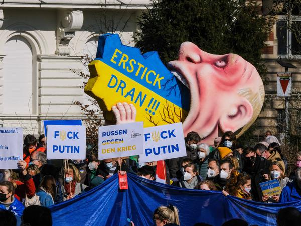 DÃ¼sseldorf 05.03.2022 Anti Kriegs Demonstration im Hofgarten fÃ¼r Frieden in der Ukraine gegen Russland und Putin SolidaritÃ¤tskundgebung Luftraumsperrung Luftraumsperre Nato Flugverbotszone no flight zone Karnevalsfigur Plastik von RosenmontagszugkÃ¼nstler Jacques Tilly DÃ¼sseldorf Nordrhein-Westfalen Deutschland *** Dusseldorf 05 03 2022 anti war demonstration in the courtyard garden for peace in Ukraine against Russia and Putin solidarity rally airspace closure airspace closure Nato no flight zone carnival figure sculpture by Rose Monday procession artist Jacques Tilly Dusseldorf North Rhine Westphalia Germany