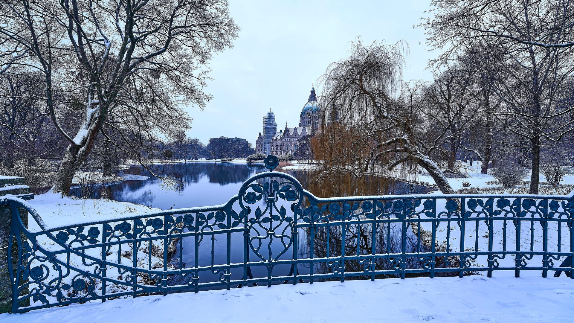 Das Neue Rathaus mit Maschteich (Archivbild): In Hannover herrscht Winterwetter. Das Neue Rathaus mit Maschteich (Archivbild): In Hannover herrscht Winterwetter.