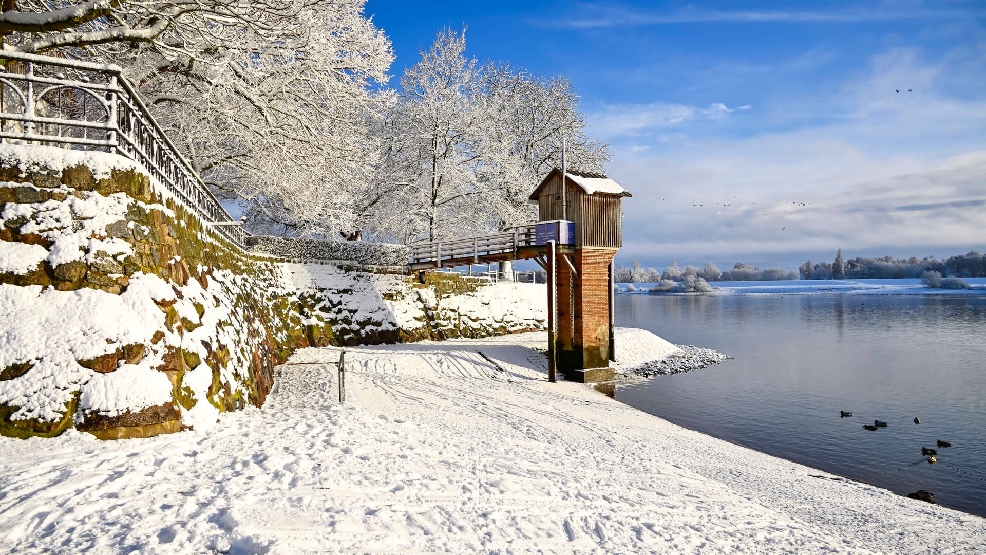 Das Pegelhäuschen in Kirchwerder im Winter: Maximal vier Personen können dort essen.