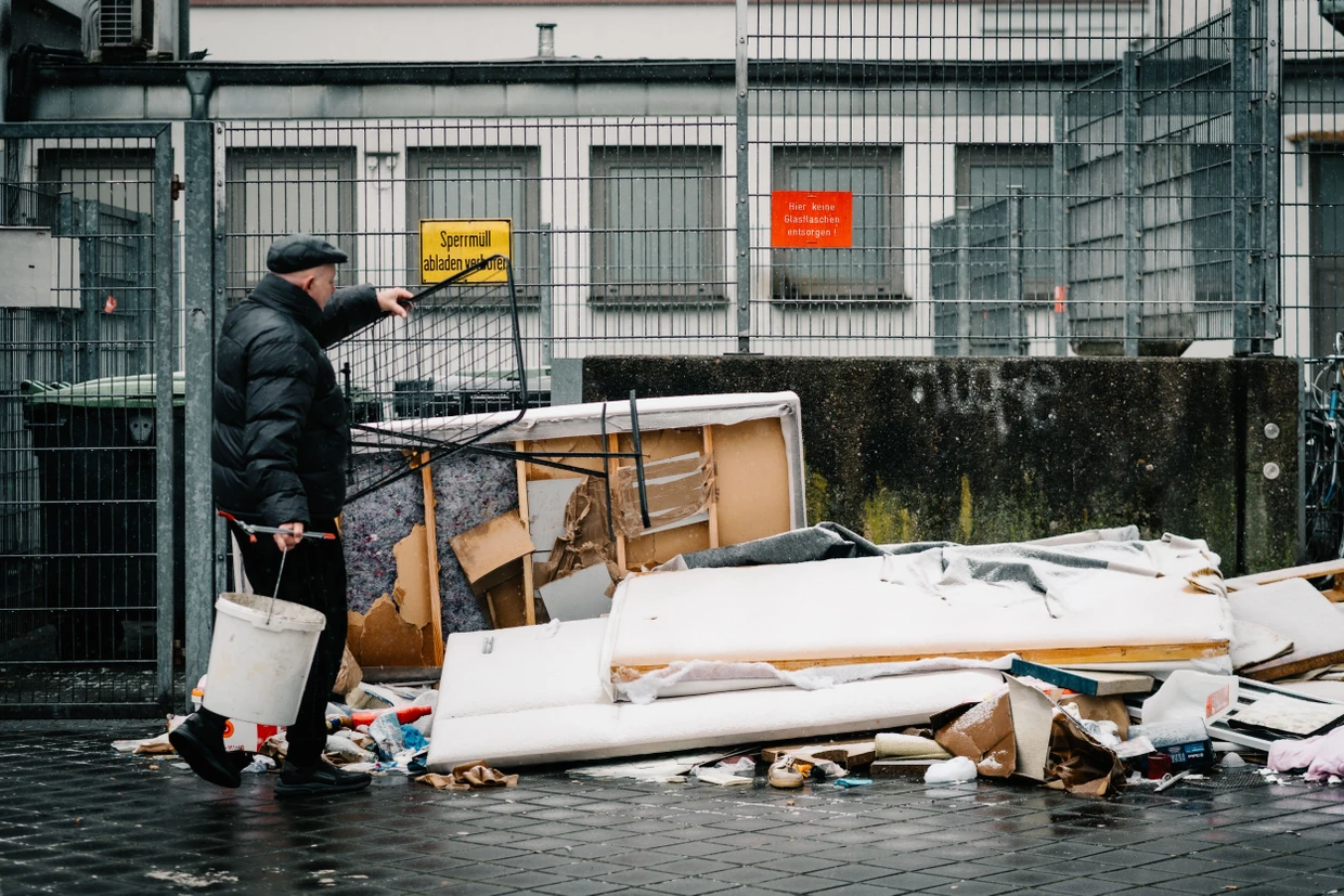 Dauerschandfleck: An dieser Stelle an der Straße Im Trierischen Hof liegt häufig illegal abgelagerter Sperrmüll. Rolf Obendorf versucht, hier noch ein wenig aufzuräumen, und informiert dann die Stadtreinigung.