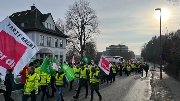 Streikende in Kiel auf dem Weg zum Landeshaus