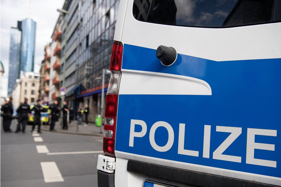 Die Polizisten waren am frühen Samstagnachmittag Ermittlungen nachgegangen, als sich die 44-Jährige zu ihnen gesellte und anfing zu pöbeln. (Archivbild)