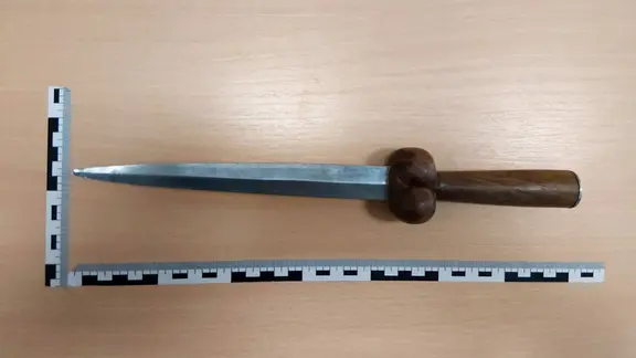 Die Polizei leitete ein Ordnungswidrigkeitsverfahren unter anderem nach dem Waffengesetz gegen den 24-Jährigen ein. | Bundespolizeiinspektion Bremen Ein Dolch, den die Bundespolizei bei einem Fluggast in Bremen gefunden hat.